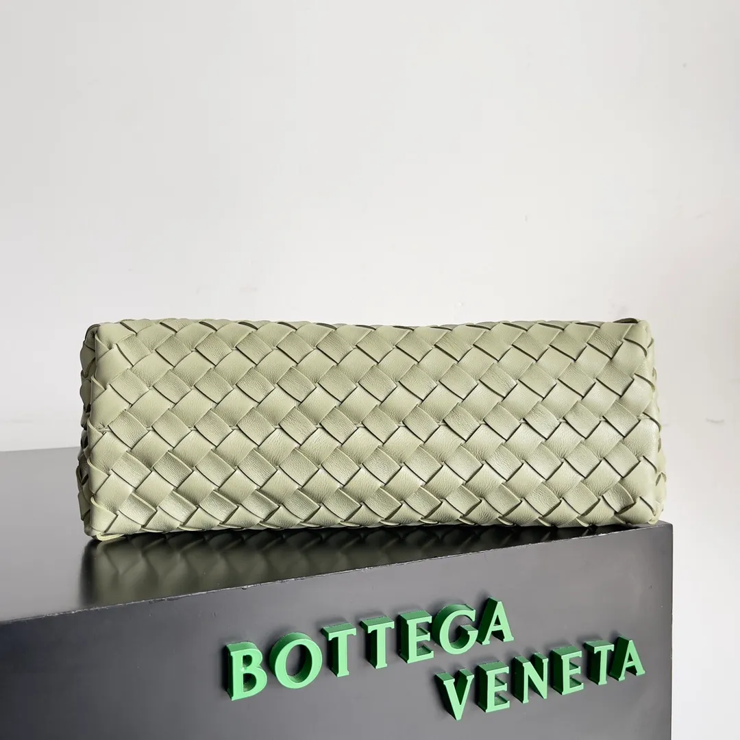 BV 1960 BV Lin Xinru, Ken Dou, Zhou Yutong, Zhu Zhu and other similar models, Andiamo Italian Let'go's new horizontal version design is more refined and elegant. The horizontal version presents a light and fashionable feeling that is more suitable for the body shape of Asian girls. The actual upper body is really awesome! Practicality and elegance coexist! 🉑️Carry it by hand, shoulder or crossbody, the law of true fragrance🥳 Style number: 754990 Size: 29*10*18